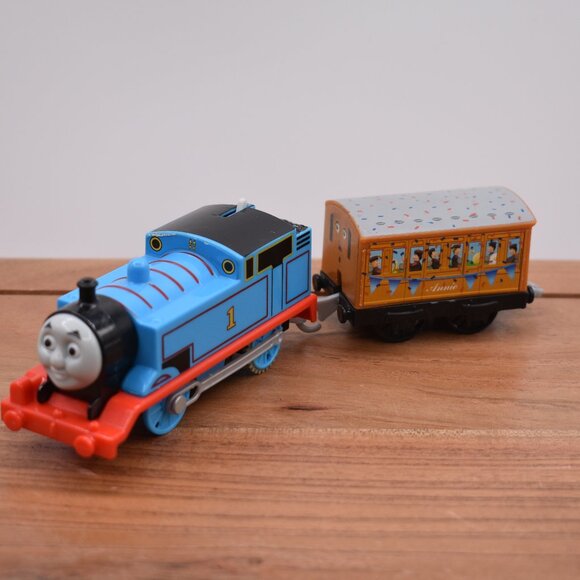 Thomas Motorized Train Annie Passenger Coach Battery Operated Thomas & Friends - Picture 1 of 6